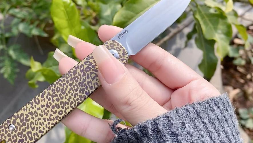 钛合金与豹纹的碰撞 M390折叠刀为何让人一眼难忘